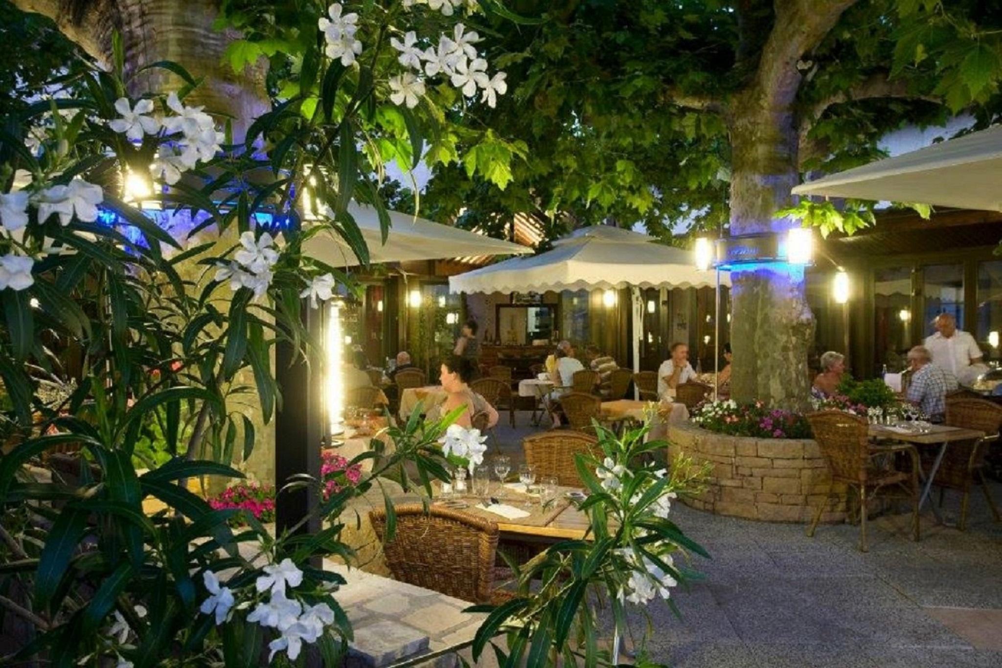 Logis Hotel Tante Yvonne & Son Restaurant Semi-Gastronomique - Lyon Nord Quincieux Eksteriør bilde