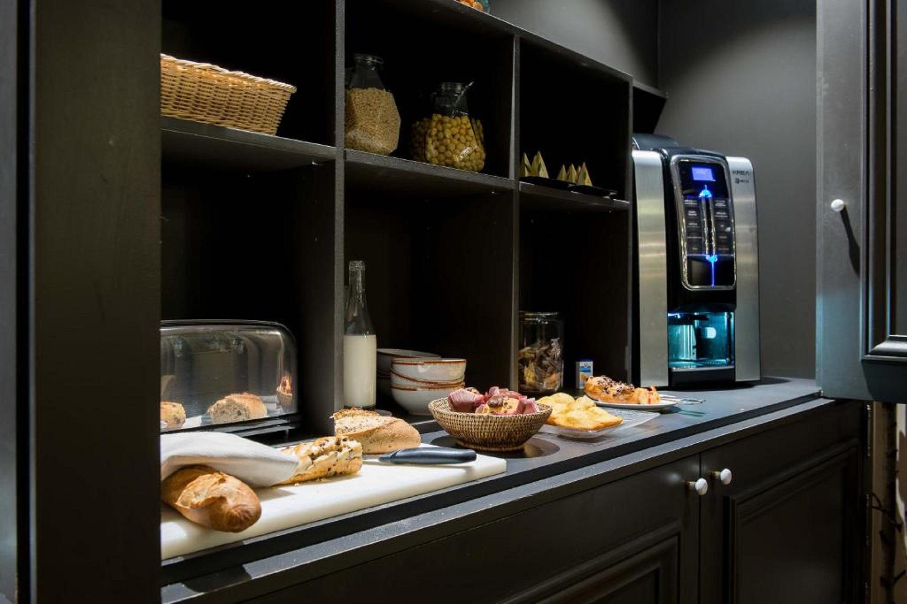 Logis Hotel Tante Yvonne & Son Restaurant Semi-Gastronomique - Lyon Nord Quincieux Eksteriør bilde