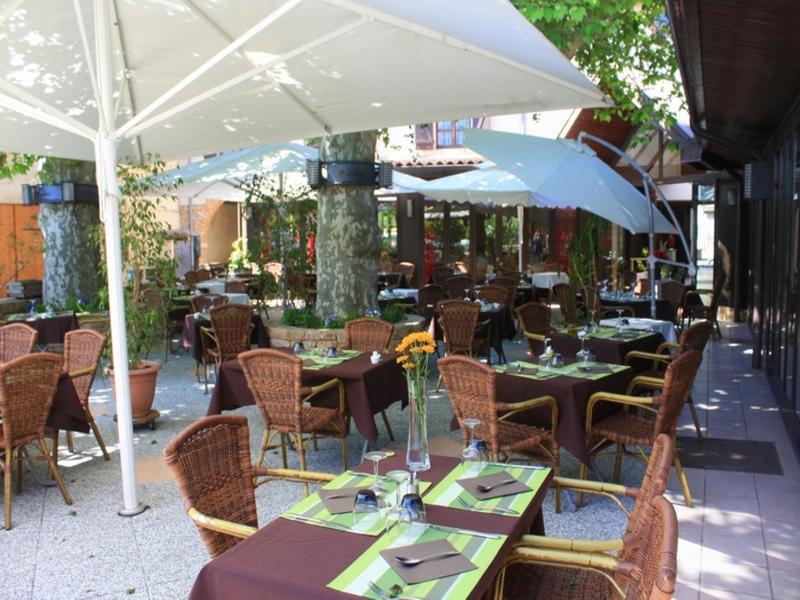 Logis Hotel Tante Yvonne & Son Restaurant Semi-Gastronomique - Lyon Nord Quincieux Eksteriør bilde
