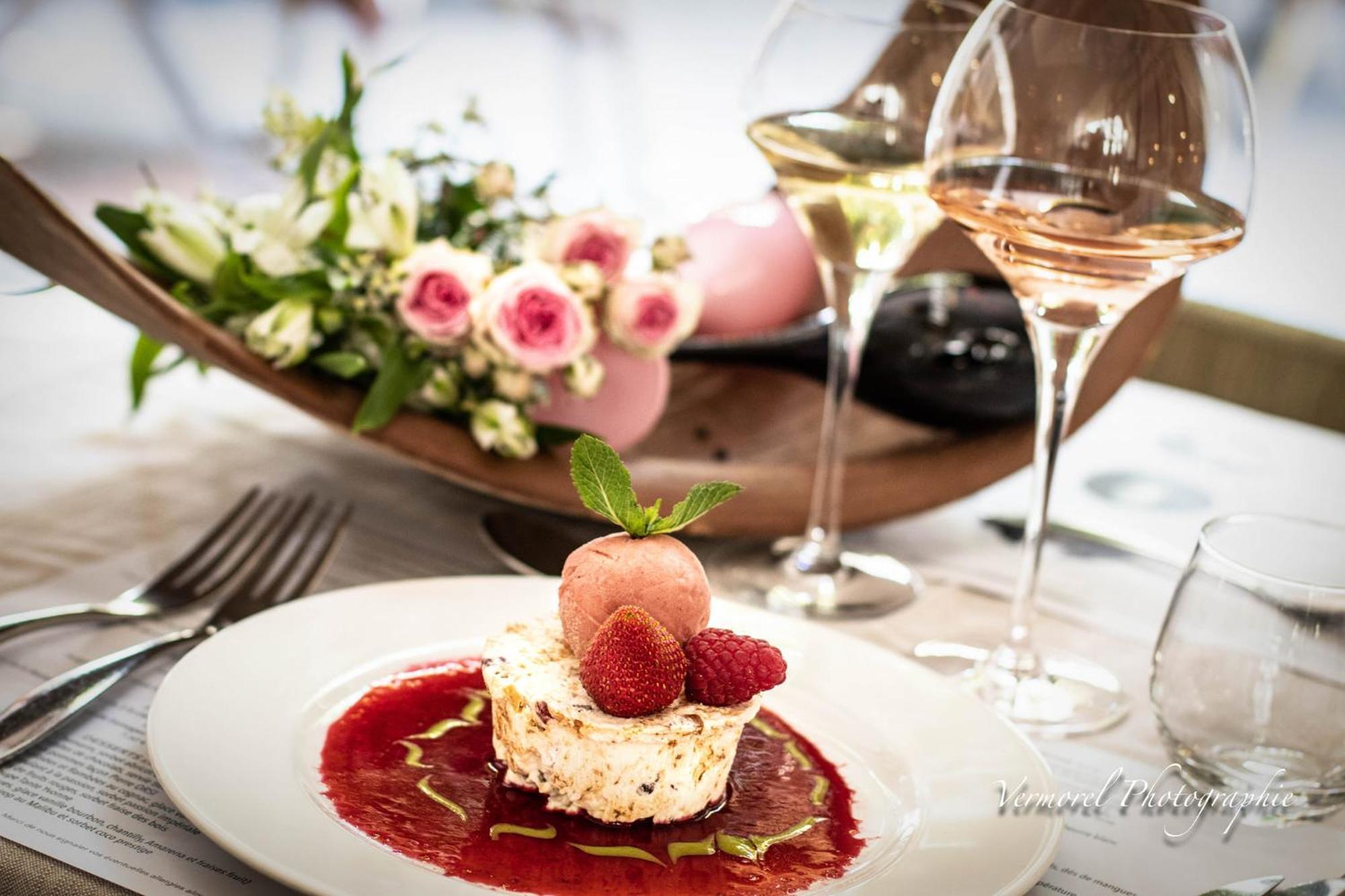 Logis Hotel Tante Yvonne & Son Restaurant Semi-Gastronomique - Lyon Nord Quincieux Eksteriør bilde