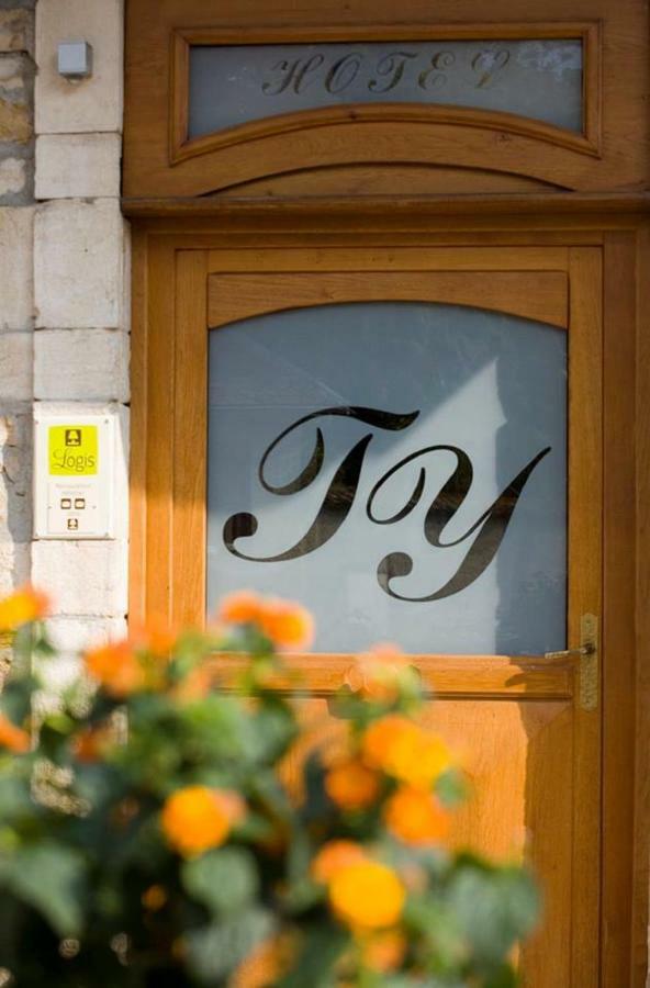 Logis Hotel Tante Yvonne & Son Restaurant Semi-Gastronomique - Lyon Nord Quincieux Eksteriør bilde